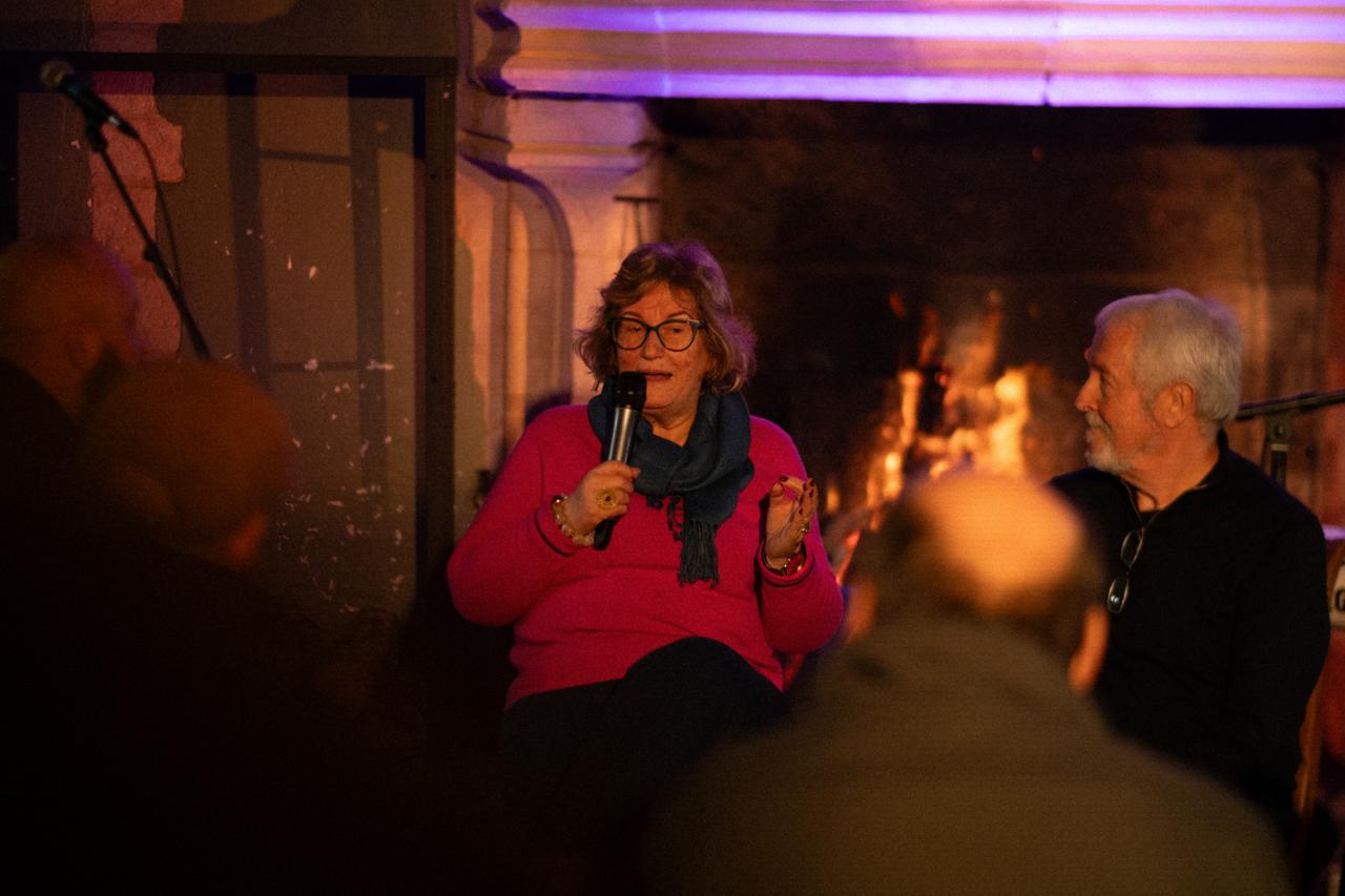 Catherine prend la parole devant le feu, Philippe l’écoute
